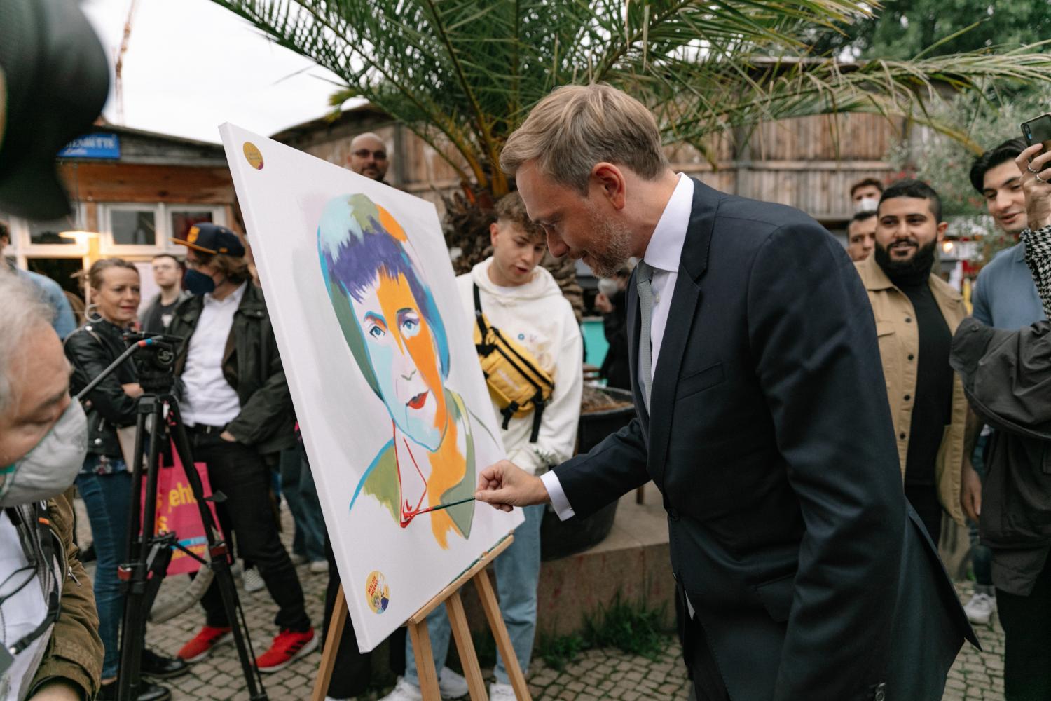 FDP-Chef Christian Lindner „malt die Merkel“ bei einer Kunstaktion des Malkurs-Anbieters ArtNight