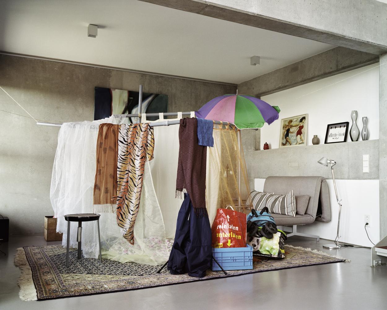 Jana Sophia Nolle "Living Room Berlin", zu sehen in der Open-Air-Ausstellung "In Waves – #WomenInCovid" an der Köpenicker Straße in Berlin