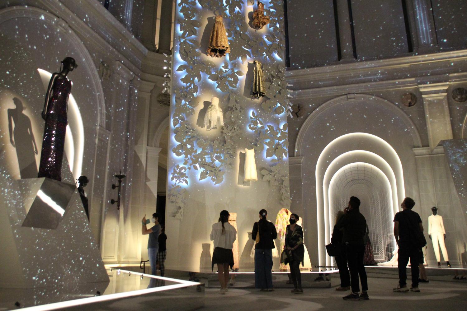 Einblick in die Ausstellung zu Ehren des französischen Mode-Designers Dior Brooklyn Museum 