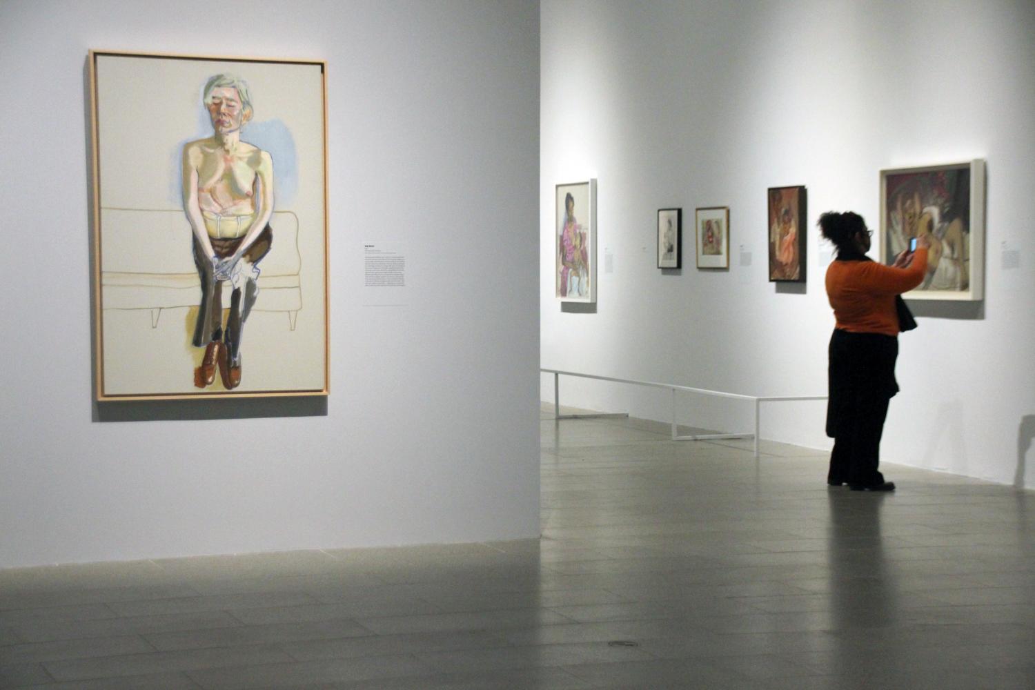 Besucherin in der Neel-Ausstellung im Metropolitan Museum, zu sehen auf dem Bild ist unter anderem auch das Werk "Andy Warhol"
