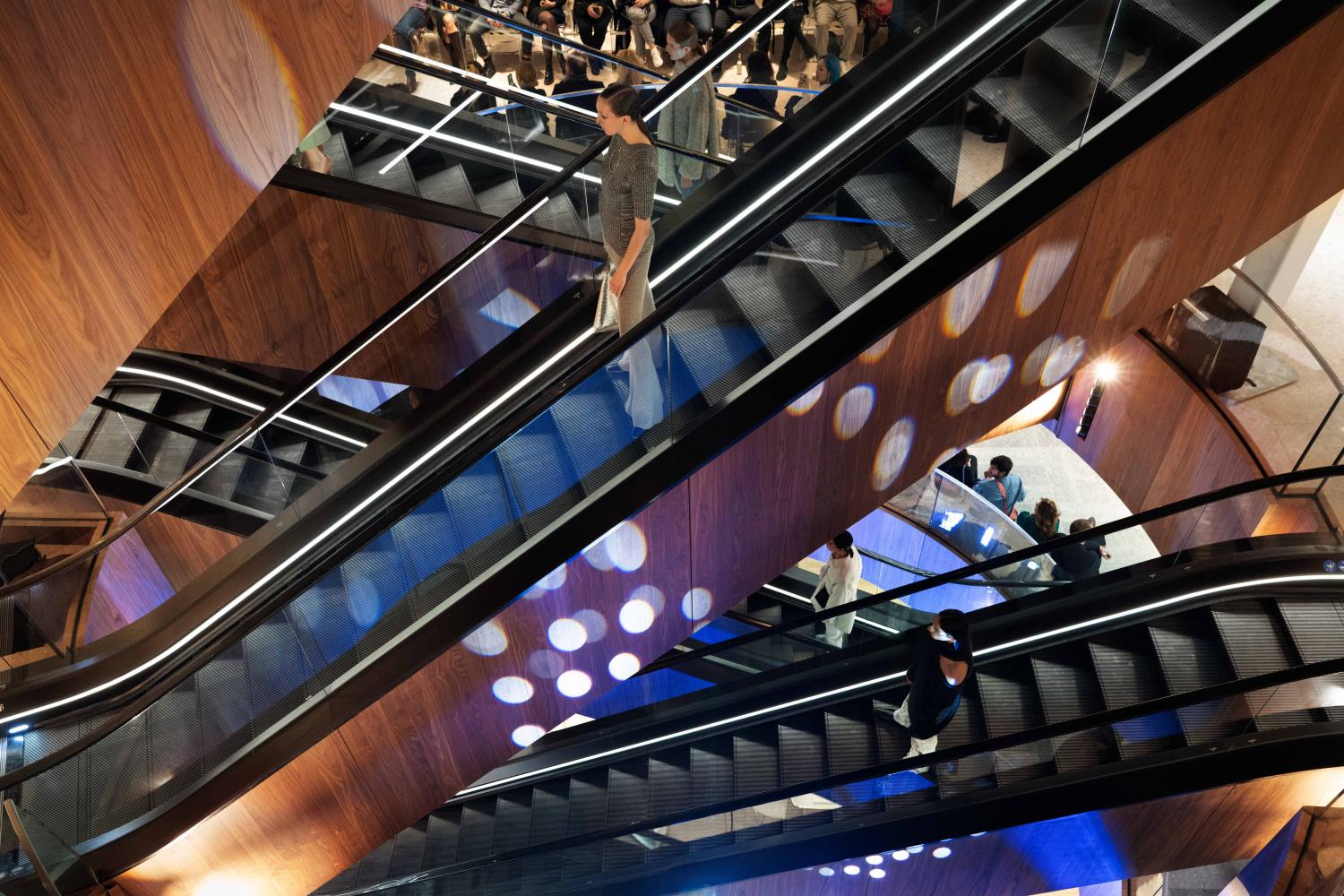 Einblick in die Modenschau zur Eröffnung der neuen Rolltreppe im KaDeWe Berlin, die vom Architekturbüro OMA geplant wurde