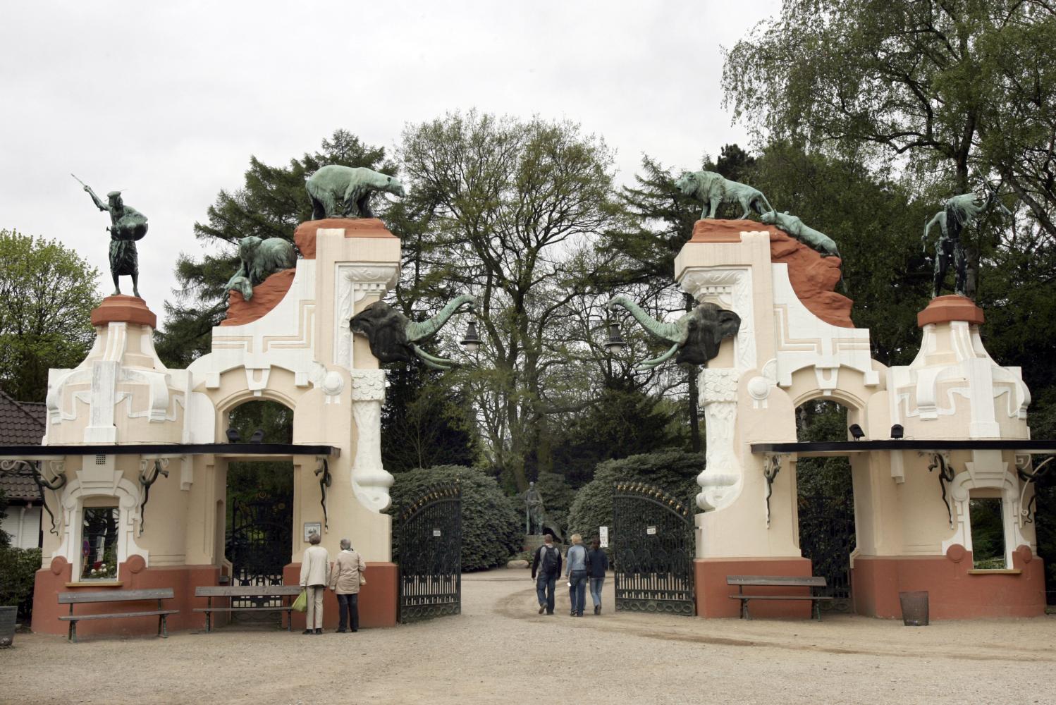 Das alte Eingangstor und Wahrzeichen im Hamburger Tierpark Hagenbeck
