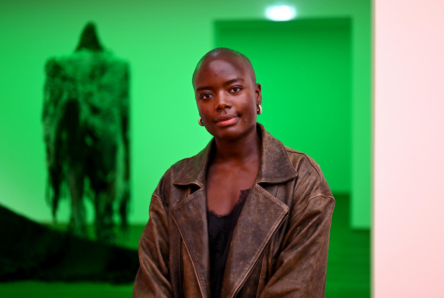Künstlerin Sandra Mujinga steht in der Shortlist-Ausstellung "Preis der Nationalgalerie 2021" im Hamburger Bahnhof - Museum für Gegenwart in Berlin vor einem ihrer Werke
