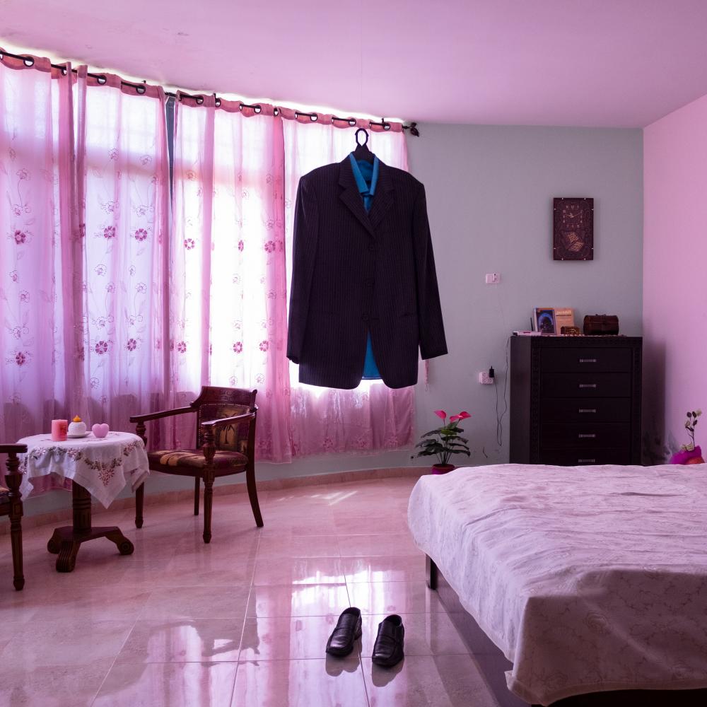 Kleidung und die Schuhe des Gefangenen Nael Al Barghouti in seinem Schlafzimmer in Kobar. Seine Frau Iman bewahrt alle Kleider, Schuhe und Gegenstände ihres Mannes in ihrem Haus auf. Nael wurde am 4. April 1978 verhaftet, nachdem er eine Kommandoaktion durchgeführt hatte, bei der ein Israeli getötet wurde. Insgesamt hat er 41 Jahre im Gefängnis verbracht und ist der palästinensische Häftling, der bisher die längste Zeit in israelischen Gefängnissen einsaß. Die Fotoreportage "Habibi"