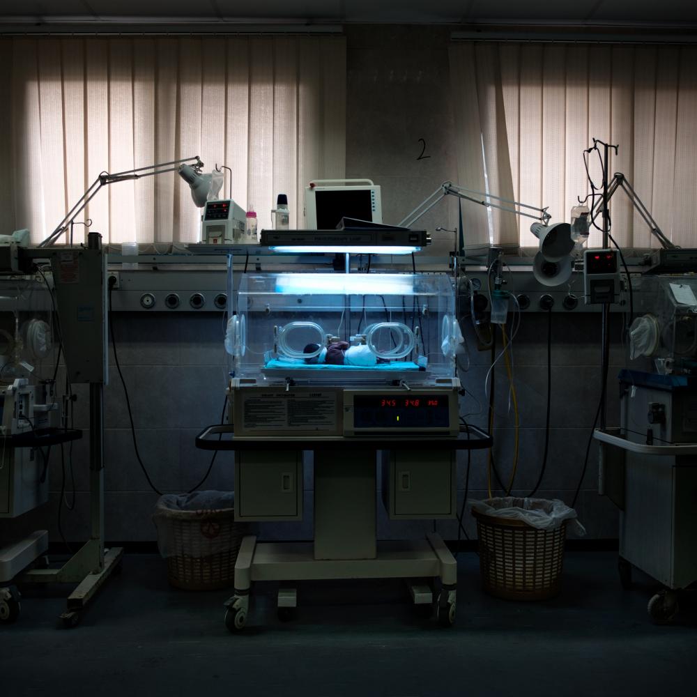 Photo Story of the Year: Ein Neugeborenes in einem Inkubator. Es wurde wenige Stunden zuvor im Al-Shifa Krankenhaus in Gaza geboren. Dieses Foto soll die Schwierigkeiten dokumentieren, die diese Kinder seit ihrer Geburt und beim Aufwachsen in einem konfliktreichen Gebiet haben