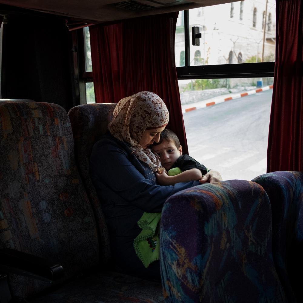  Lydia Rimawi ist mit ihrem Sohn Majd auf der Fahrt zum Gefängnis, um ihren Mann zu besuchen. Sie lebt in einem Dorf im Westjordanland namens Beit Rima, zwischen Ramallah und Nablus. Nach einer aufwändigen Fahrt zum Gefängnis kann sie für 45 Minuten ihren Mann sehen. Lydias Mann, Abdel Karim (44), ist seit Juni 2001 inhaftiert und zu 25 Jahren Haft verurteilt, weil er an der Ermordung des israelischen Tourismusministers Rehavam Zeevi 2001 beteiligt war