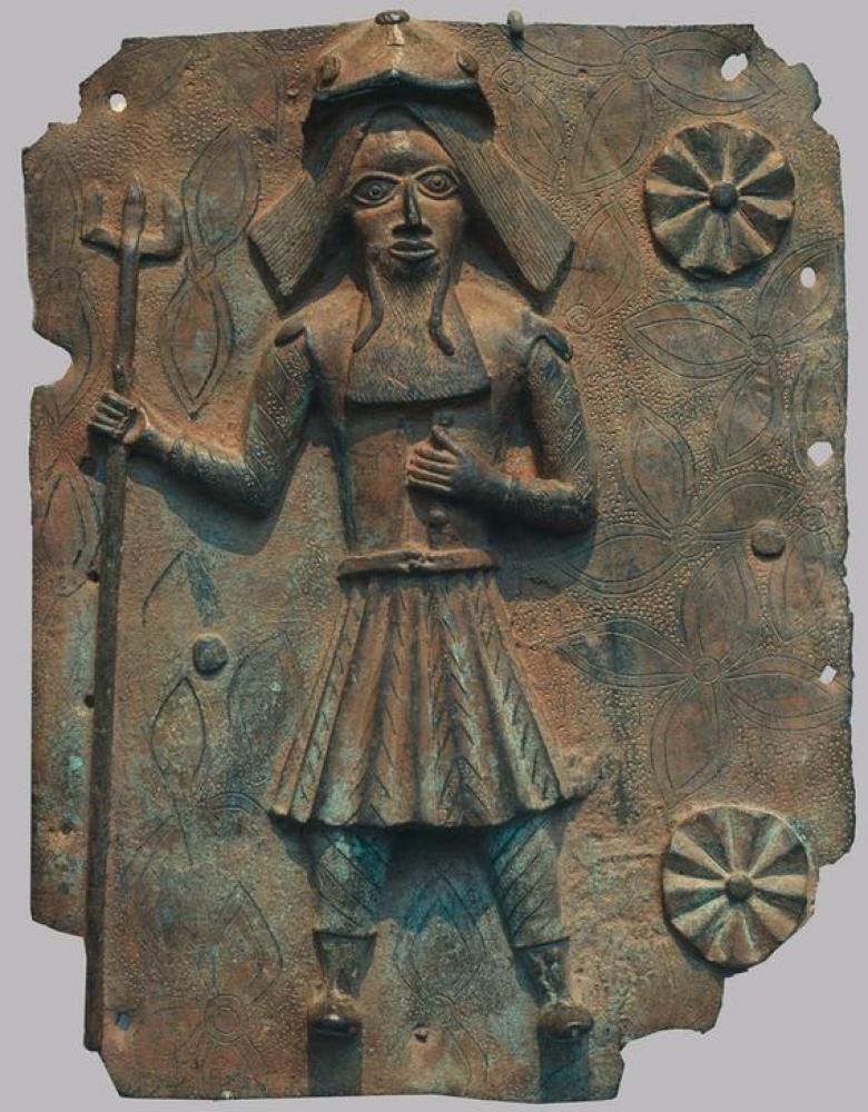 Die Bronzeplatte aus Benin (16./17. Jahrhundert) zeigt einen Portugiesen