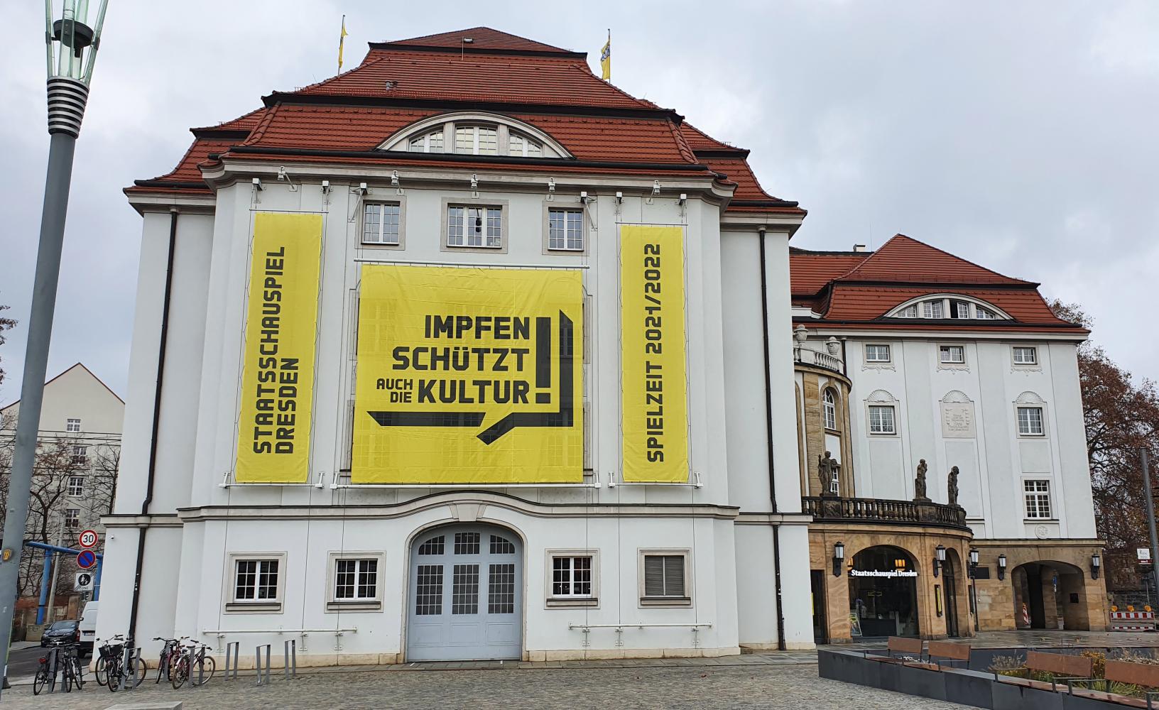 Das Staatsschauspiel Dresden macht mit bei der Plakataktion "Impfen schützt auch die Kultur"