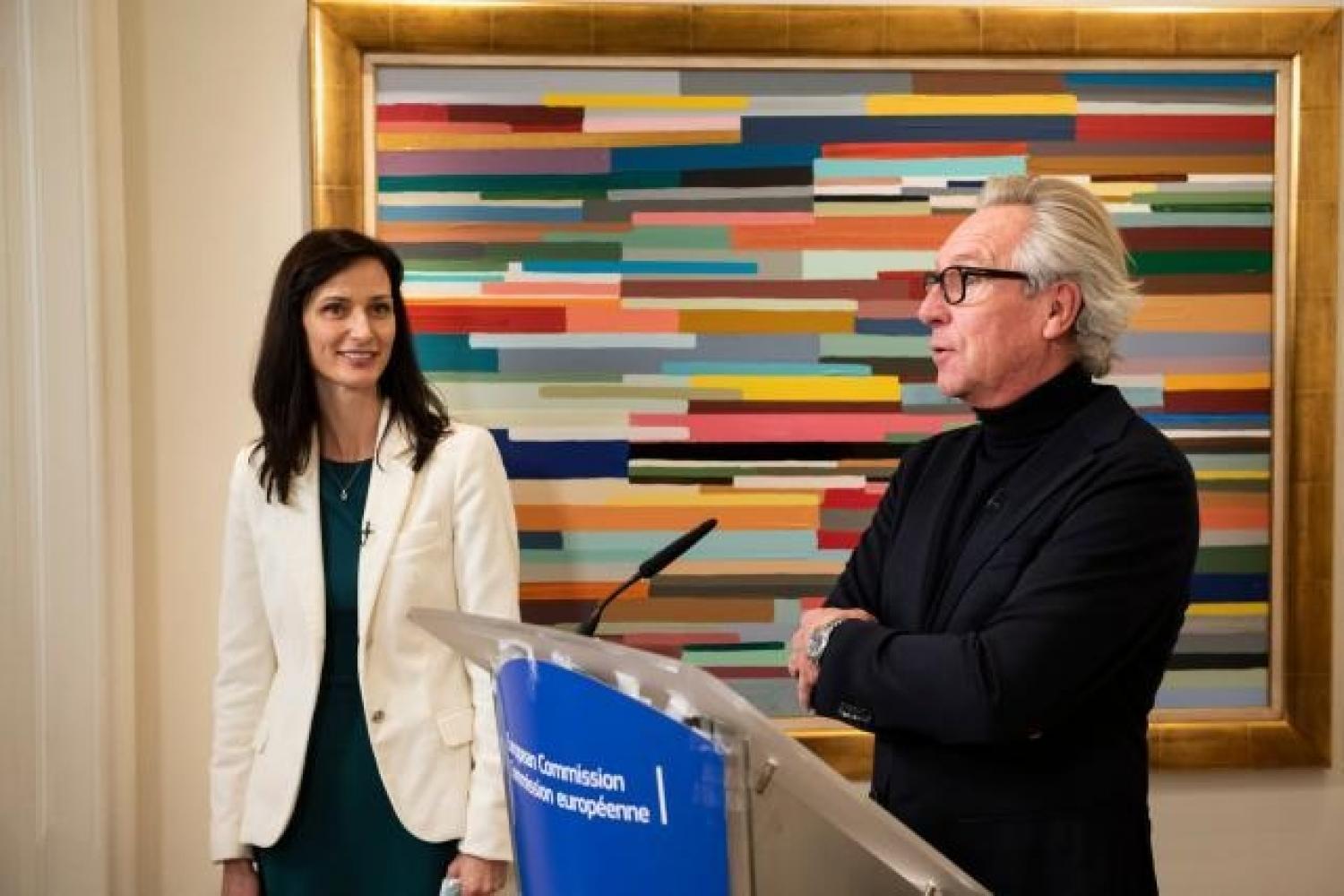 EU-Kommissarin Marija Gabriel und Modedesigner Edouard Vermeulen bei der Vorstellung des neuen Online-Portals zur Kulturförderung in Brüssel