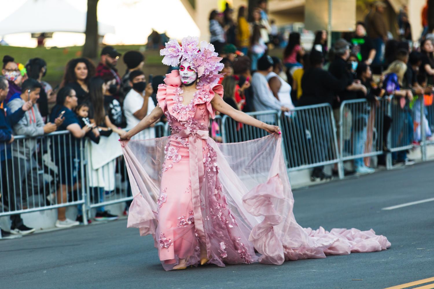 Eine Frau in Festtagstracht nimmt in Dallas an der Parade zum Dia de los Muertos teil