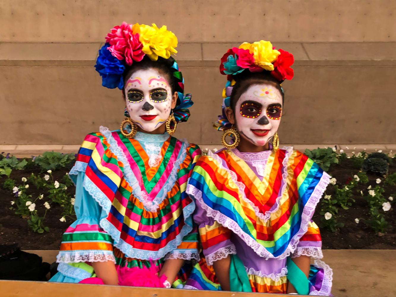 Zwei Mädchen in Kostümen nehmen an der Dia de los Muertos-Parade in Dallas