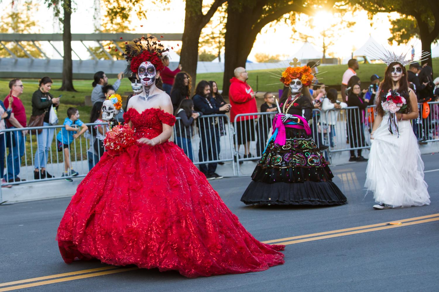 Menschen in Festtagskostümen auf der Parade zum Dia de los Muertos in Dallas