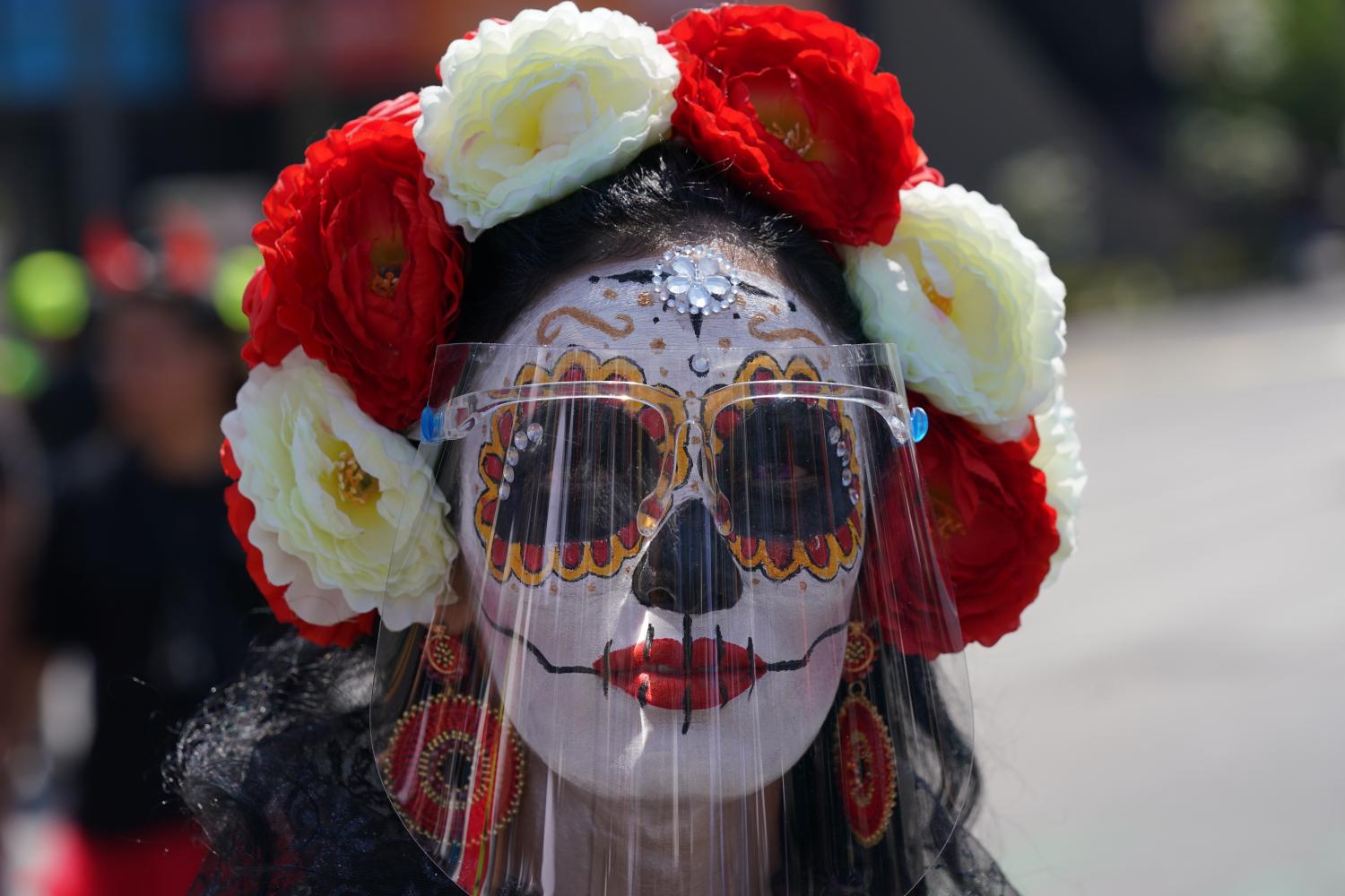  Eine als Catrina verkleidete Frau trägt während der Feierlichkeiten zum Tag der Toten ein Gesichtsschild