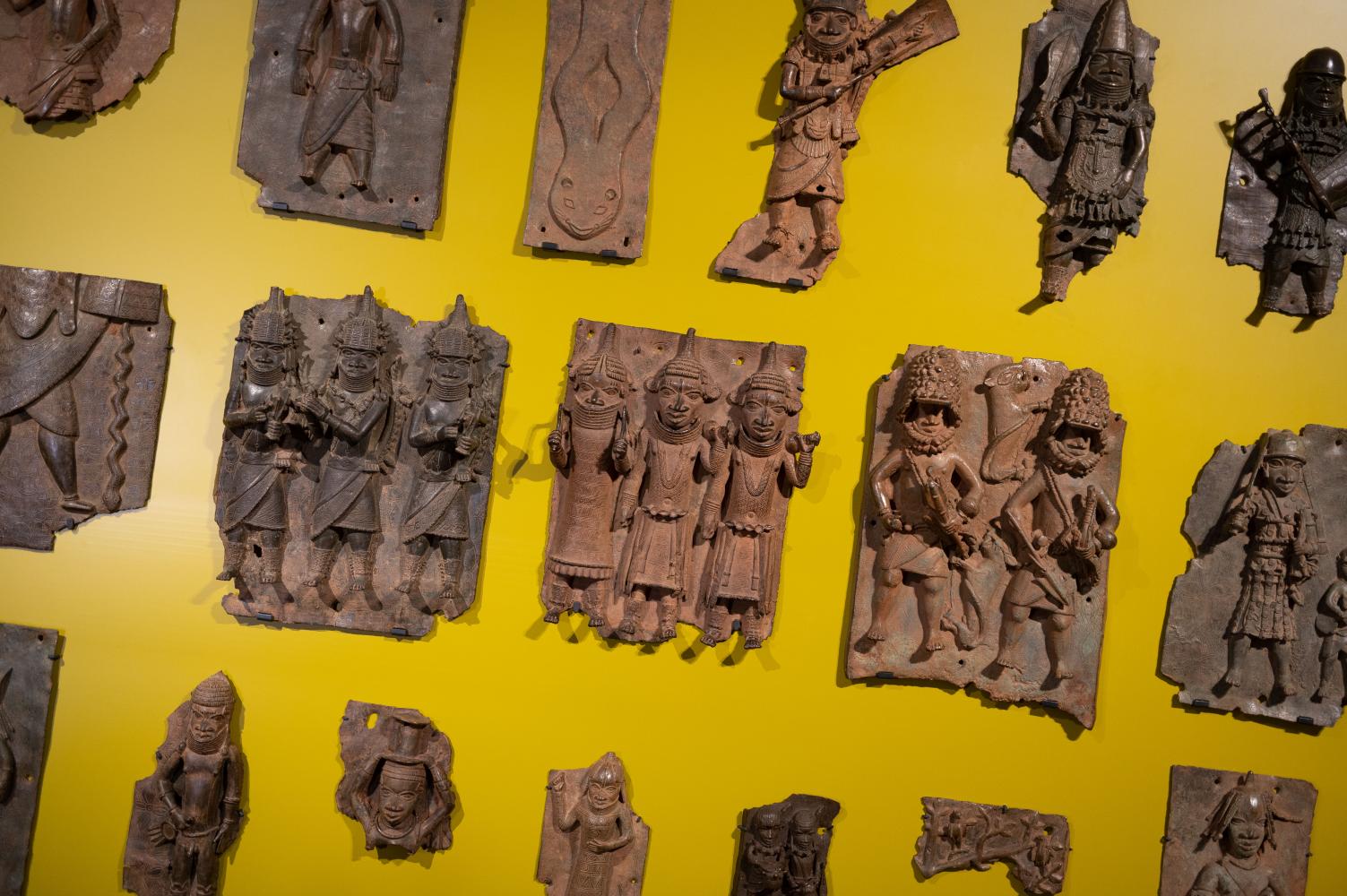 Reliefplatten aus Bronze in der Ausstellung "Benin. Geraubte Geschichte" im Museum am Rothenbaum, Hamburg