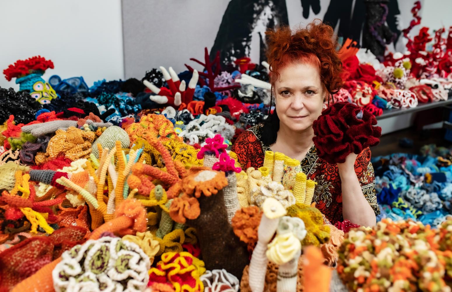Künstlerin Christine Wertheim inmitten von gehäkelten Korallen für das Kunstprojekt "Baden-Baden Satellite Reef"