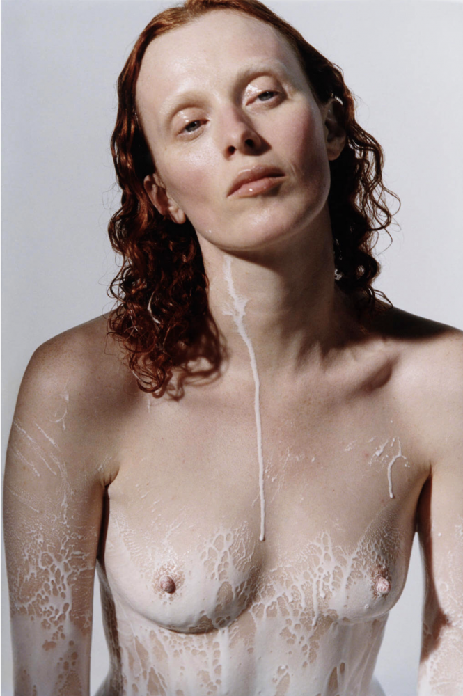 Porträt einer mit Milch überströmten Frau 