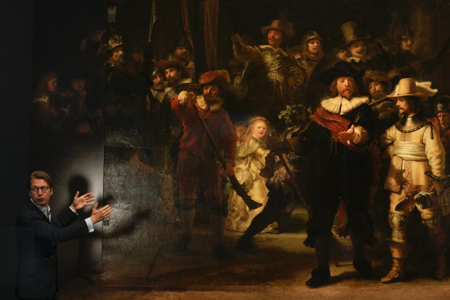 Taco Dibbits, Direktor des Rijksmuseums, spricht neben dem Gemälde "Die Nachtwache" von Rembrandt