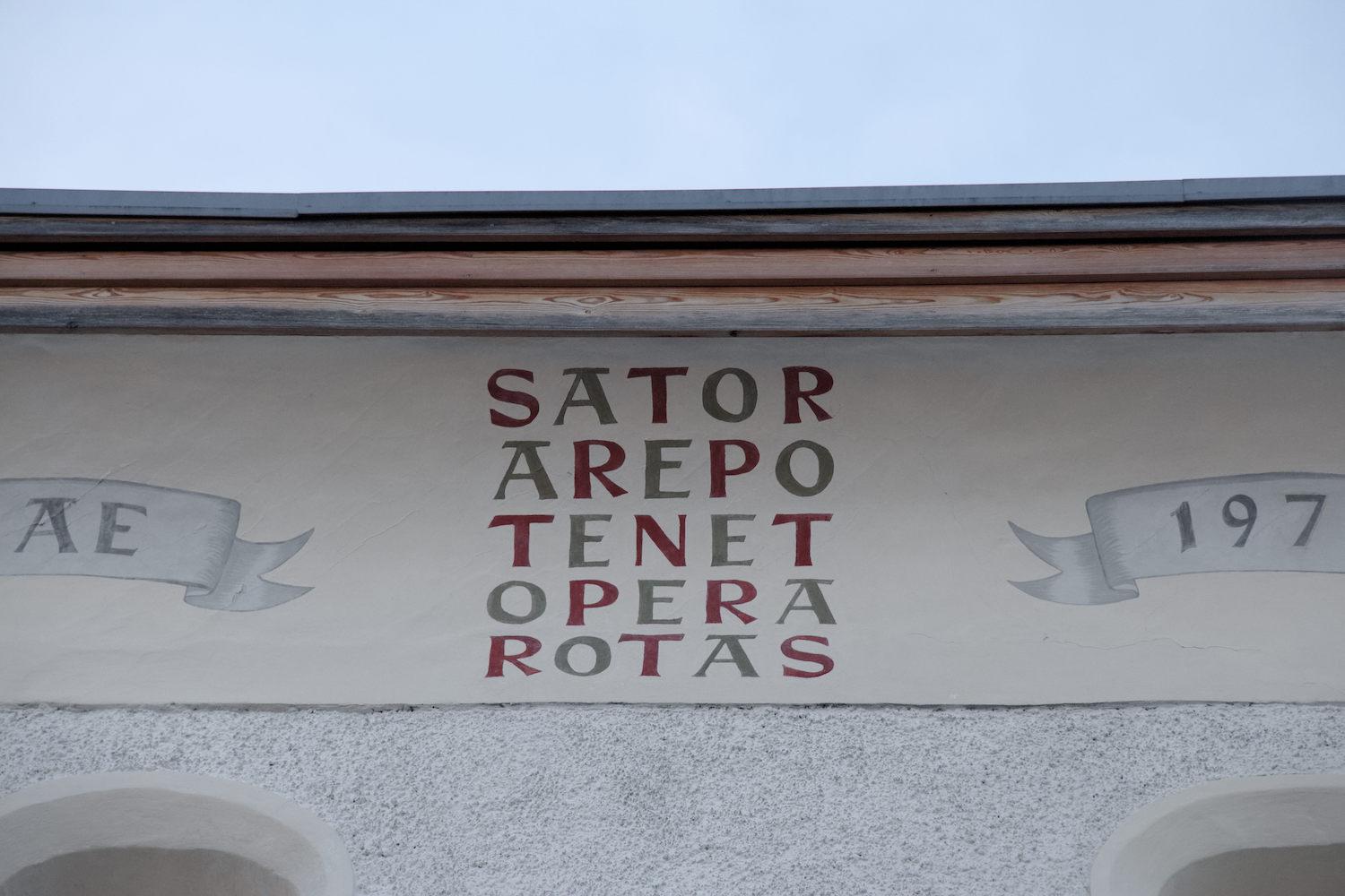 Sator-Quadrat an einem denkmalgeschützten Haus in Hallein / Salzburger Land (1979)