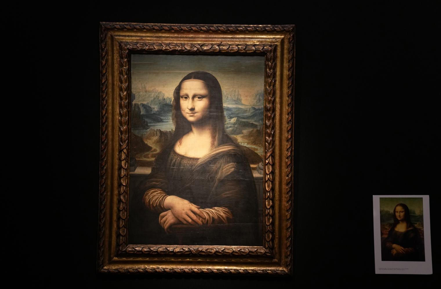Eine Kopie von Leonardo da Vincis berühmter Mona Lisa, die um 1600 auf eine Tafel gemalt wurde. Diese unglaublich originalgetreue Version unterstreicht die frühe Faszination für da Vinci und sein Werk