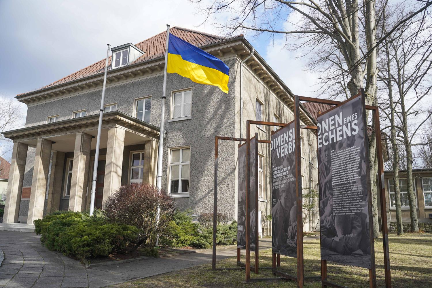 Vor dem Deutsch-Russischen Museum Berlin-Karlshorst weht die Ukrainische Flagge
