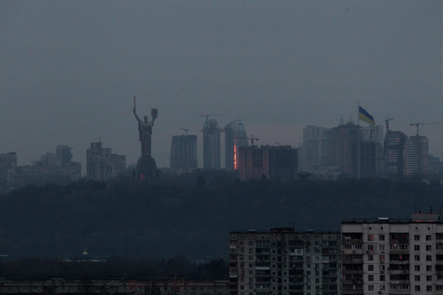 Das Mutterland-Denkmal in der Morgendämmerung Kiews
