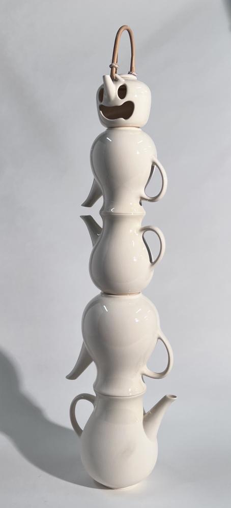 Christian Hoosen "Zerbrechliche Handtasche", 2022, Glasierte Keramik, Bambus, 73 x 20 cm, Unique