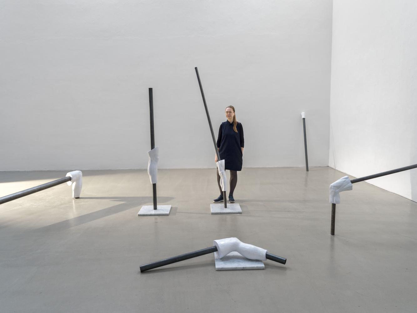 Lada Nakonechna in ihrer Ausstellung "Studium des Menschen" in der Leipziger Galerie Eigen & Art 