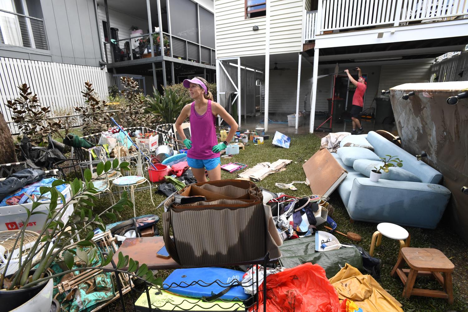 Jane Knox räumt im Vorort Auchenflower in Brisbane ihr durch die Flut beschädigtes Haus auf