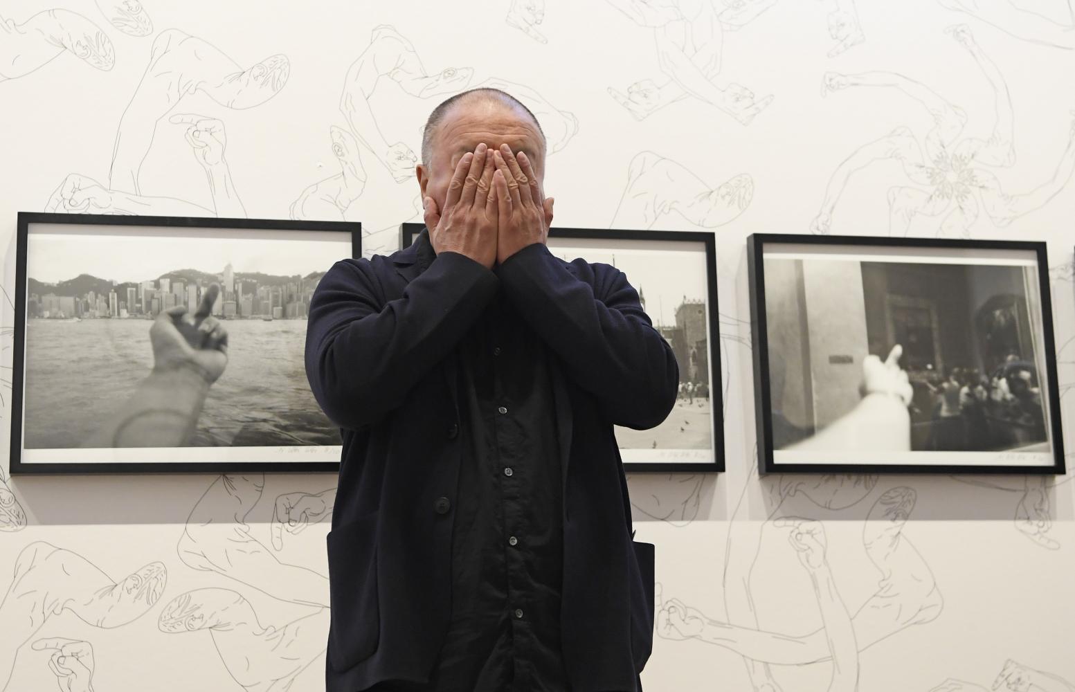 Ai Weiwei,vor Bildern seiner Ausstellung "Ai Weiwei - In Search Of Humanity" in der Albertina Modern in Wien