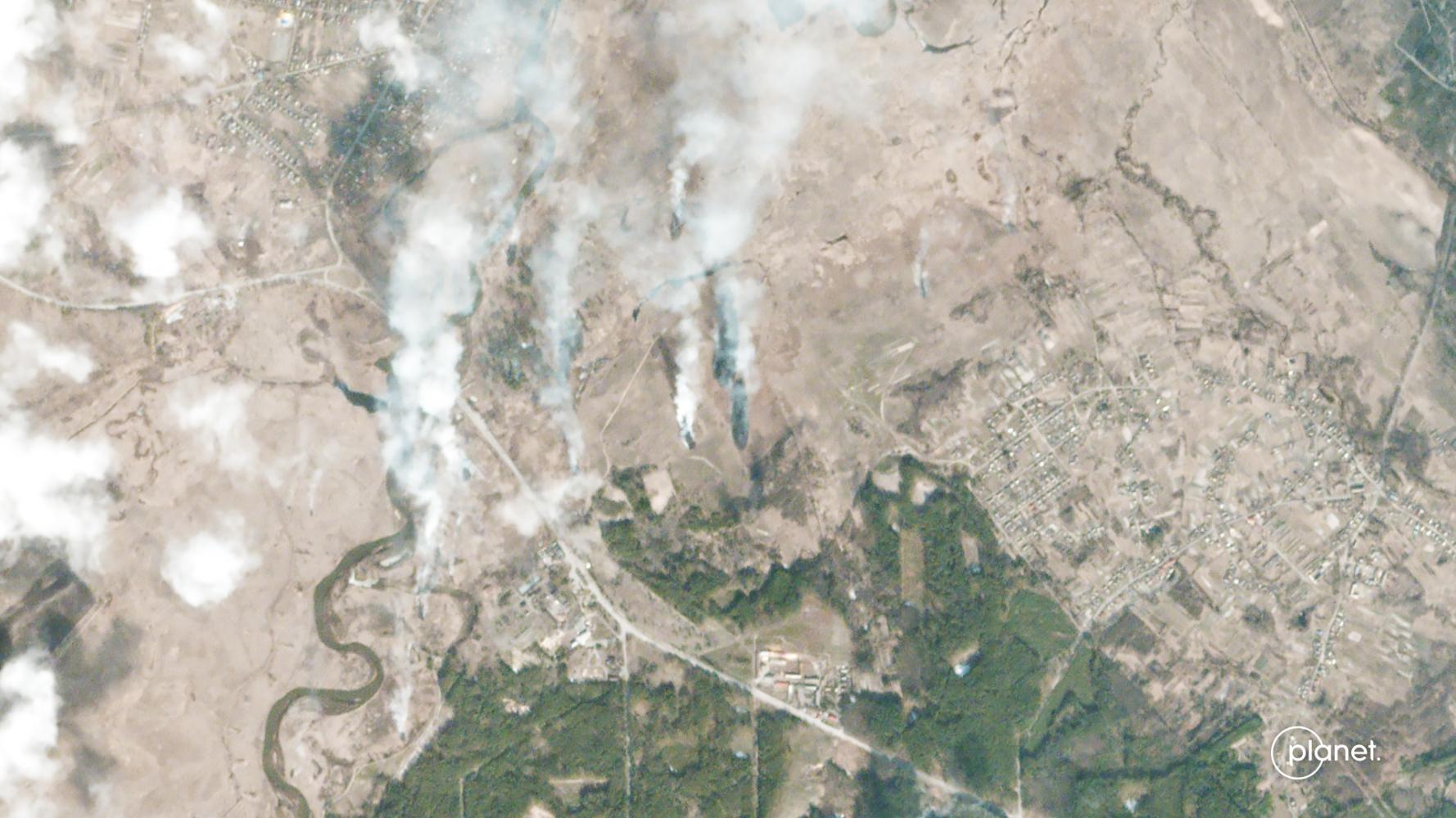 Die am 28.02.2022 von Planet Labs PBC herausgegebene Aufnahme zeigt Brände in der Nähe von Iwankiw