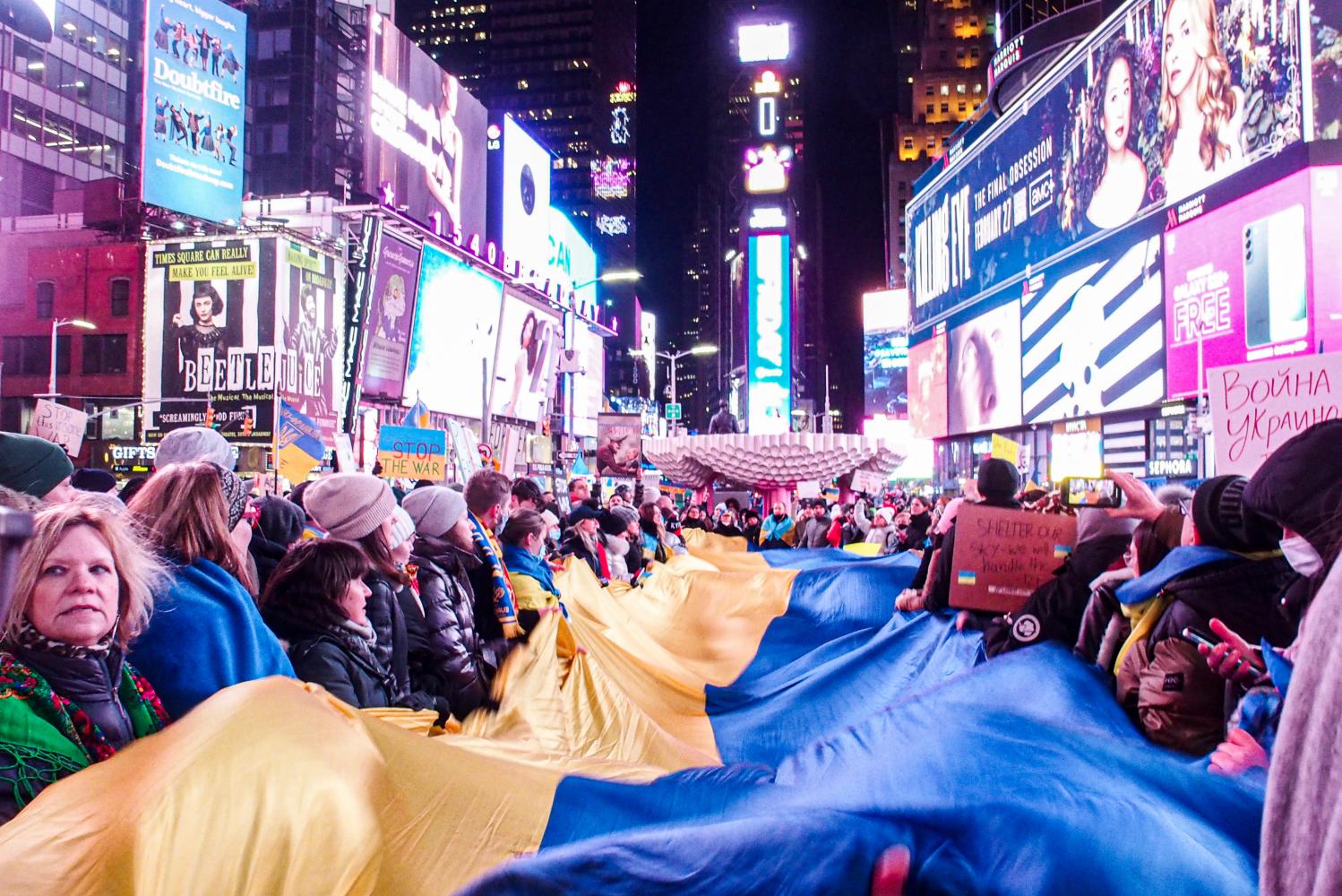 Demonstration auf dem New Yorker Times Square gegen die russische Invasion in der Ukraine