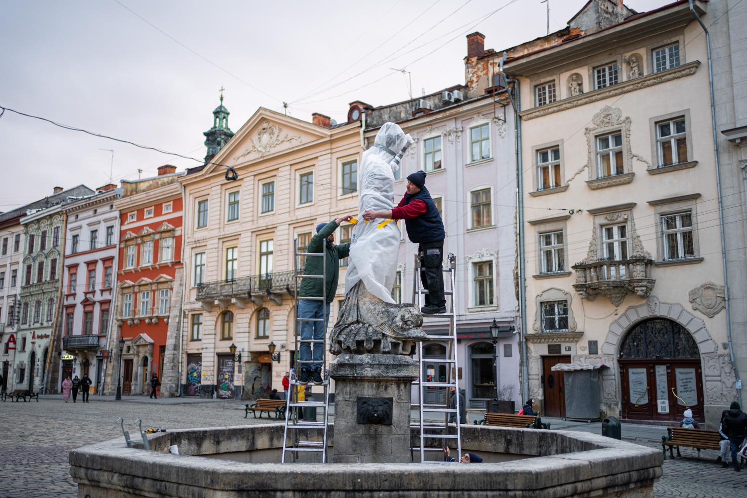 Mit Schutzmaterial umhüllte Statue im ukrainischen Lwiw