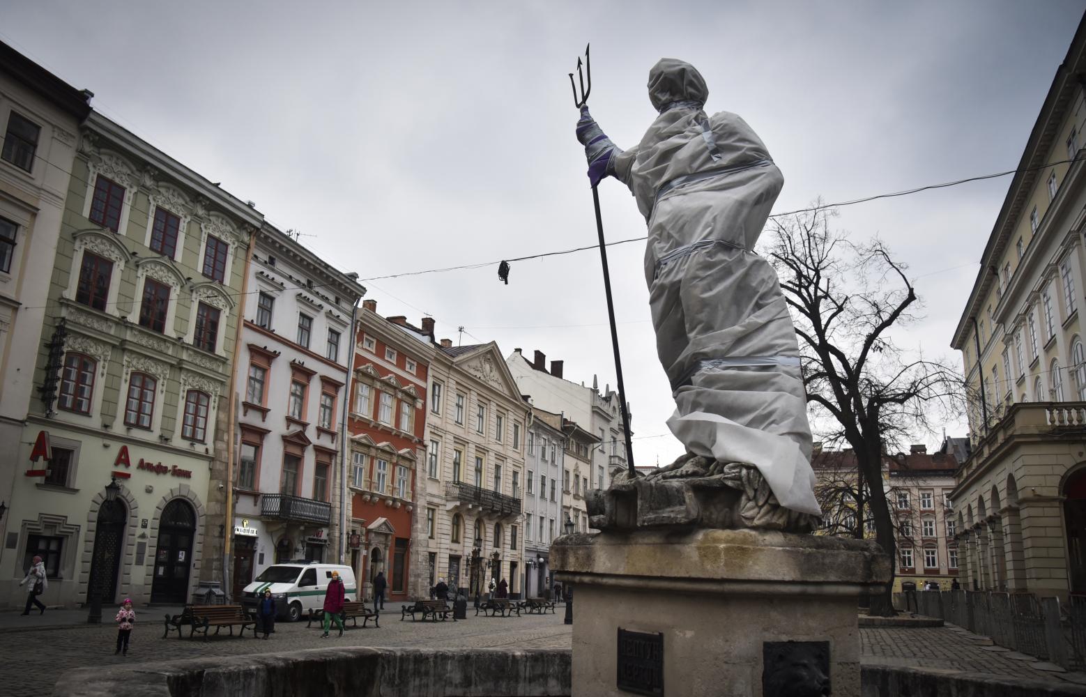Mit Schutzmaterial umhüllte Statue im ukrainischen Lwiw