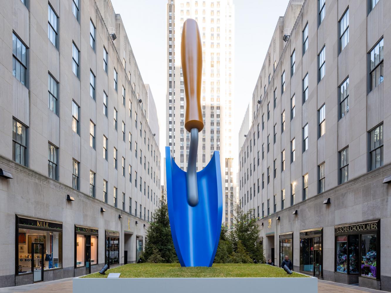 Claes Oldenburg & Coosje van Bruggen "Plantoir, Blue", 2001-2021, Rockefeller Center, New York 