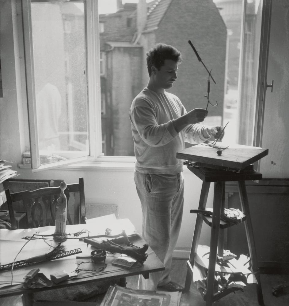 André Thomkins in seinem Atelier in Essen, Juli 1955