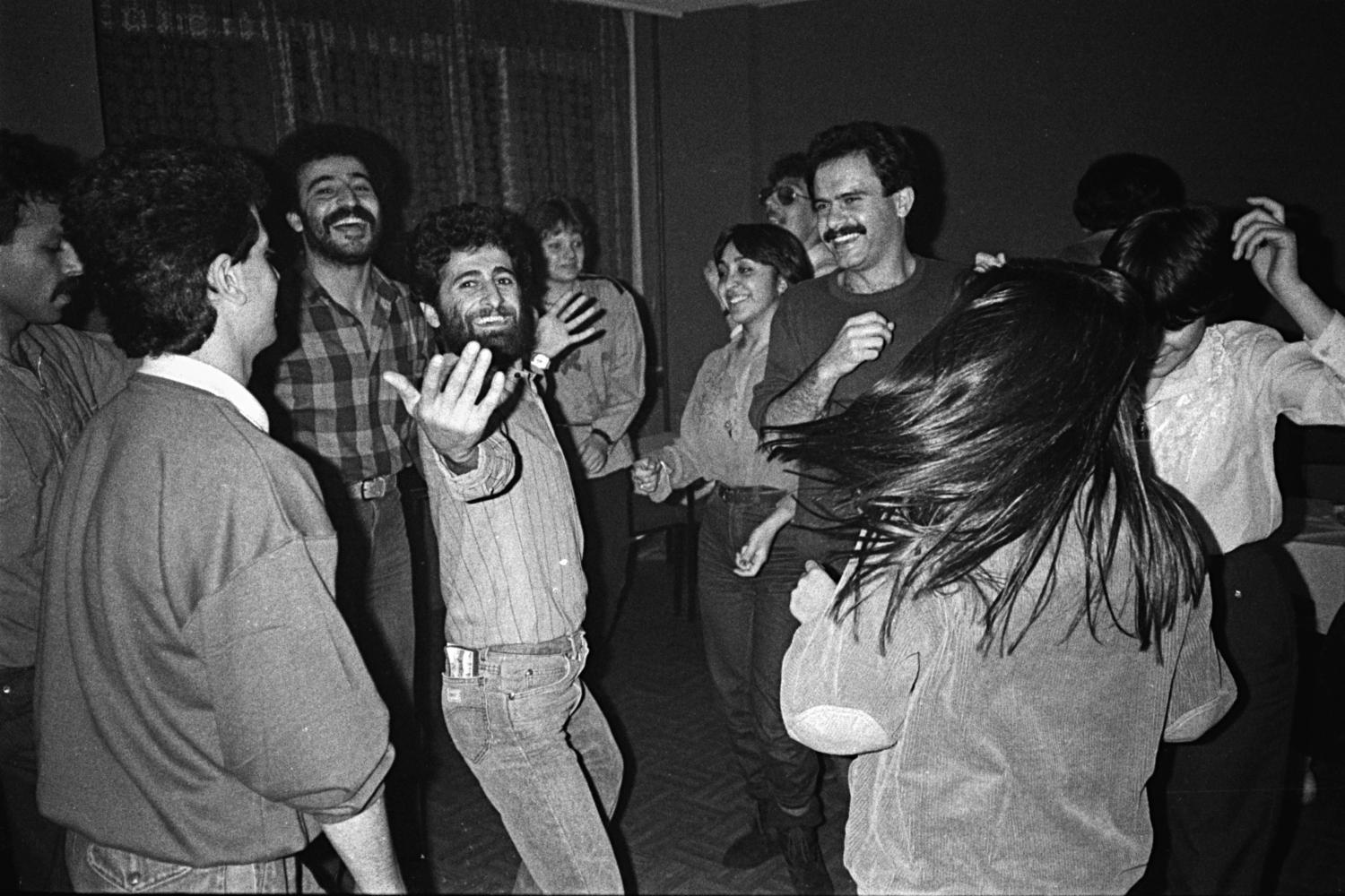 "Mahmoud Dabdoub: Studierende feiern in ihrer Unterkunft in Dresden", 1986