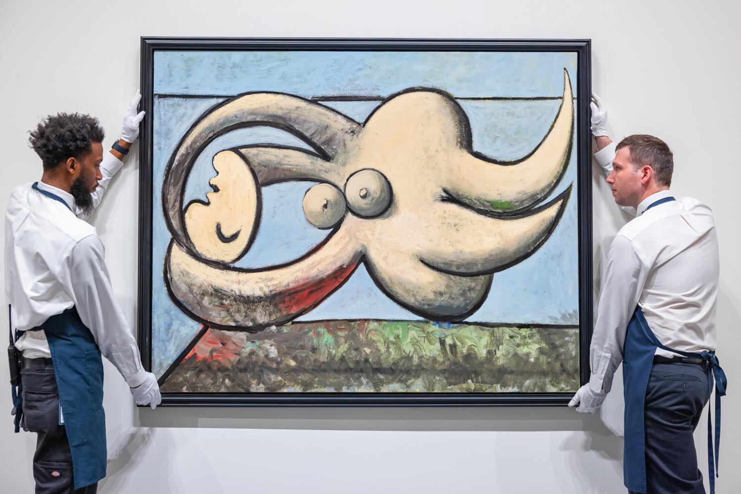 Das Gemälde "Femme nue couchée" (1932) von Pablo Picasso im Auktionshaus Sotheby's in New York auf