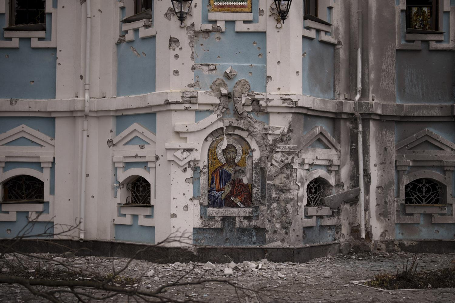 Vor einer Kirche, die bei einem russischen Angriff beschädigt wurde, liegen Trümmer