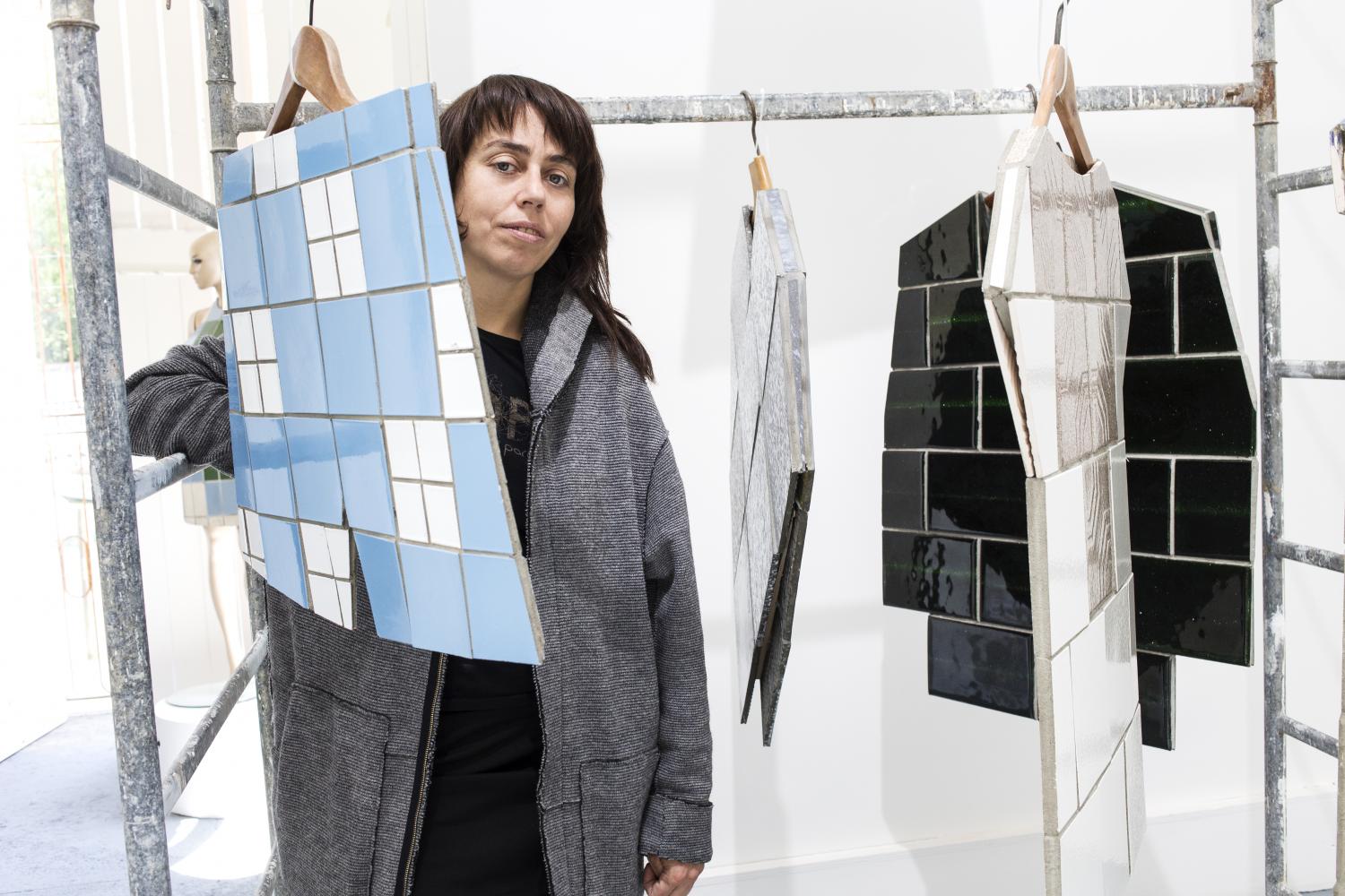 Zhanna Kadyrova mit einer ihrer Installationen, die auch 2019 auf der Venedig-Biennale gezeigt wurden