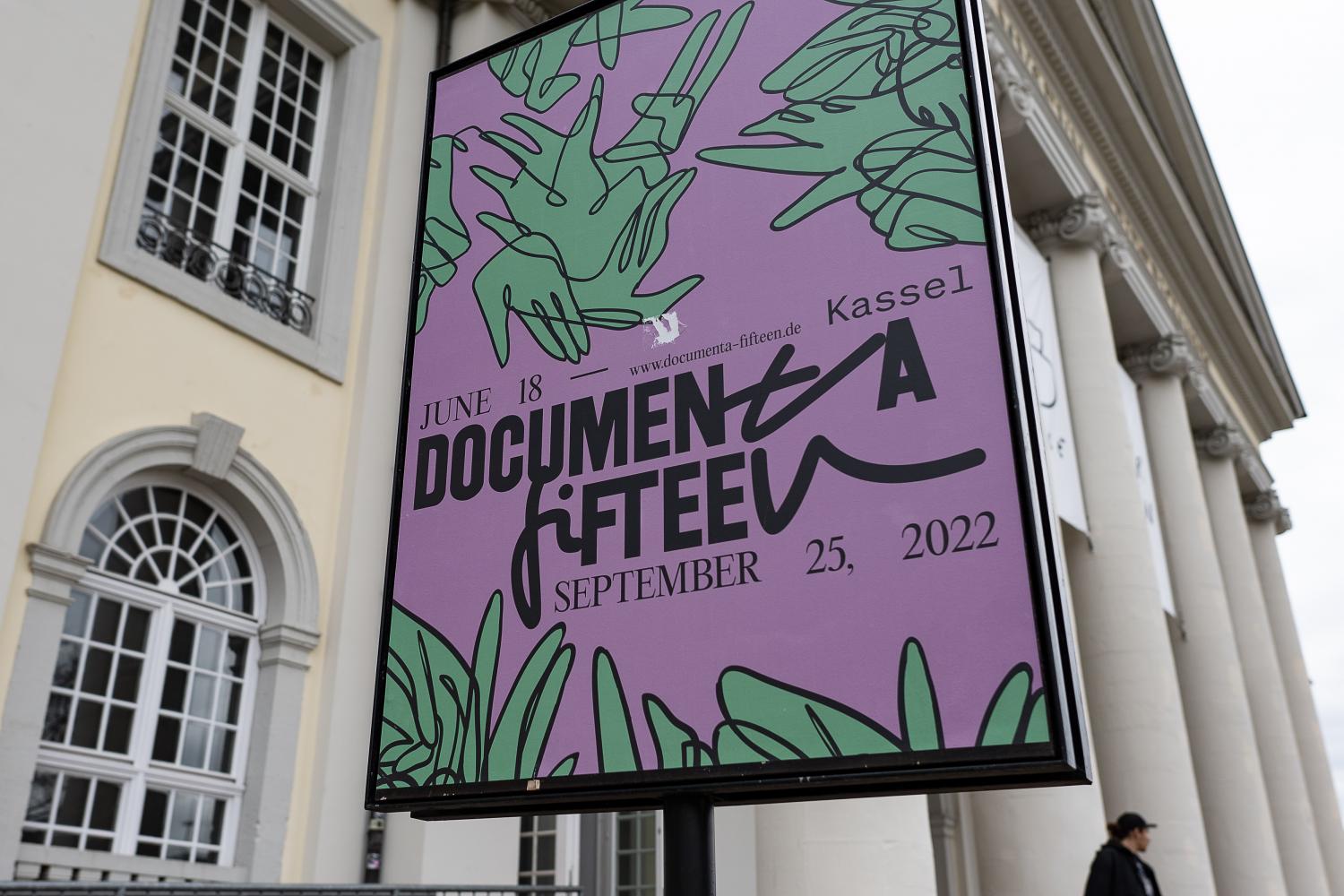 "Documenta fifteen"-Schild vor dem Museum Fridericianum