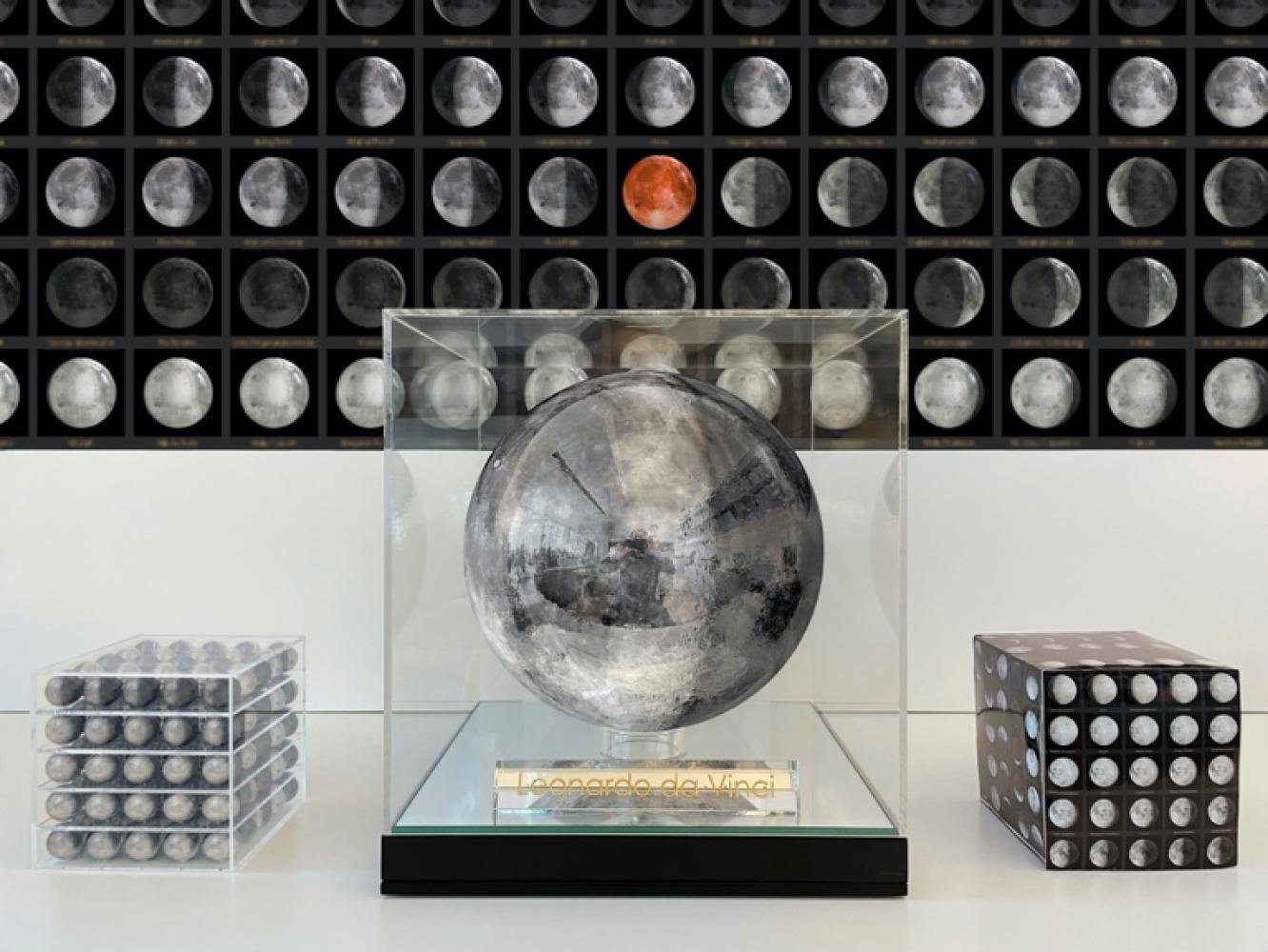 Eine von 125 Miniskulpturen von Jeff Koons Projekt "Moon Phase". Dieses Exemplar ist Leonardo da Vinci gewidmet