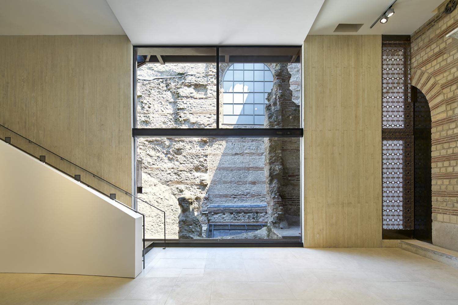   Das neue Empfangsgebäude des Cluny-Museums: Erdgeschoss und Treppenhaus