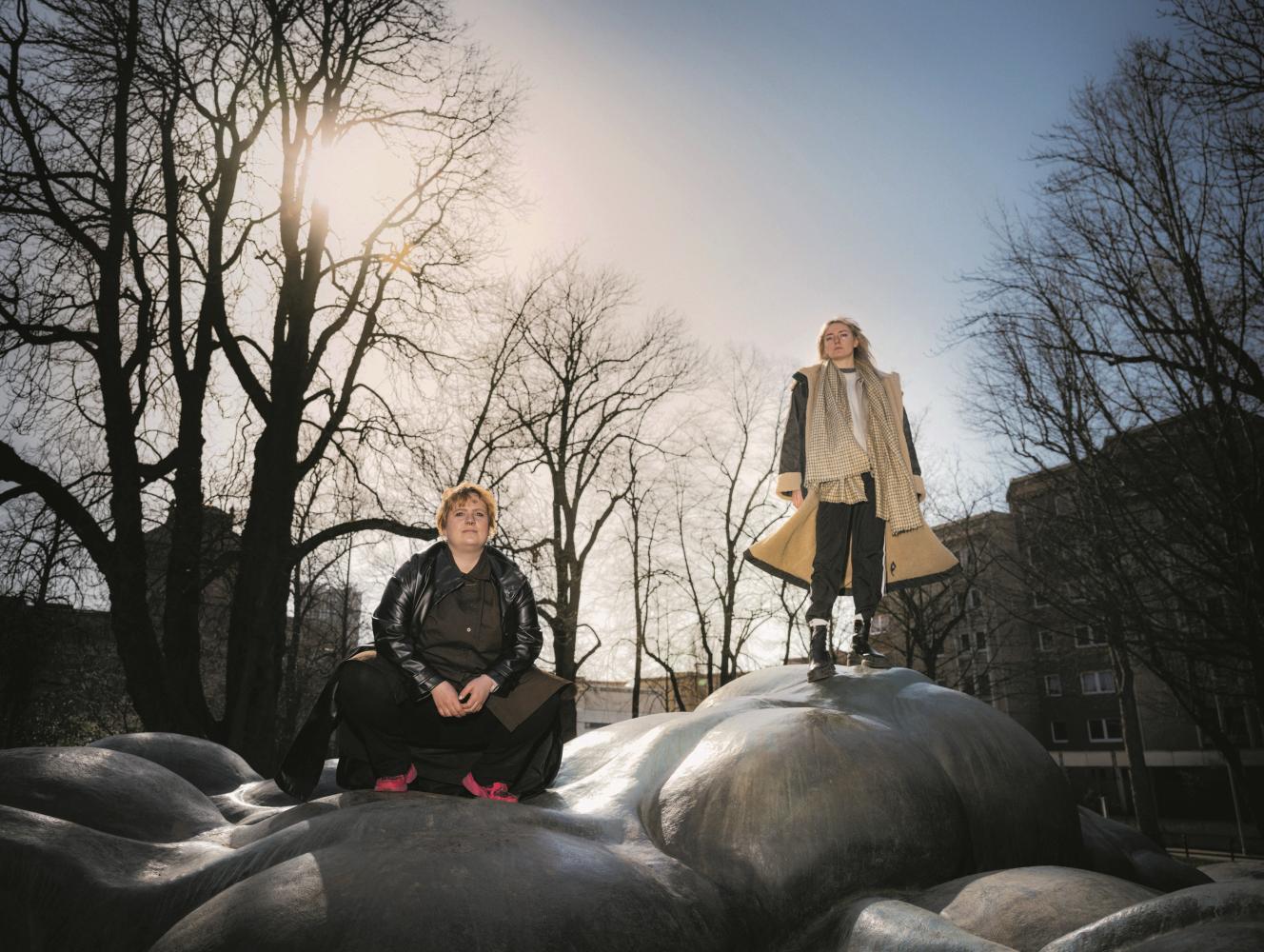 Paula Irmschler und Nina Kummer auf dem "Darm von Karl Marx"