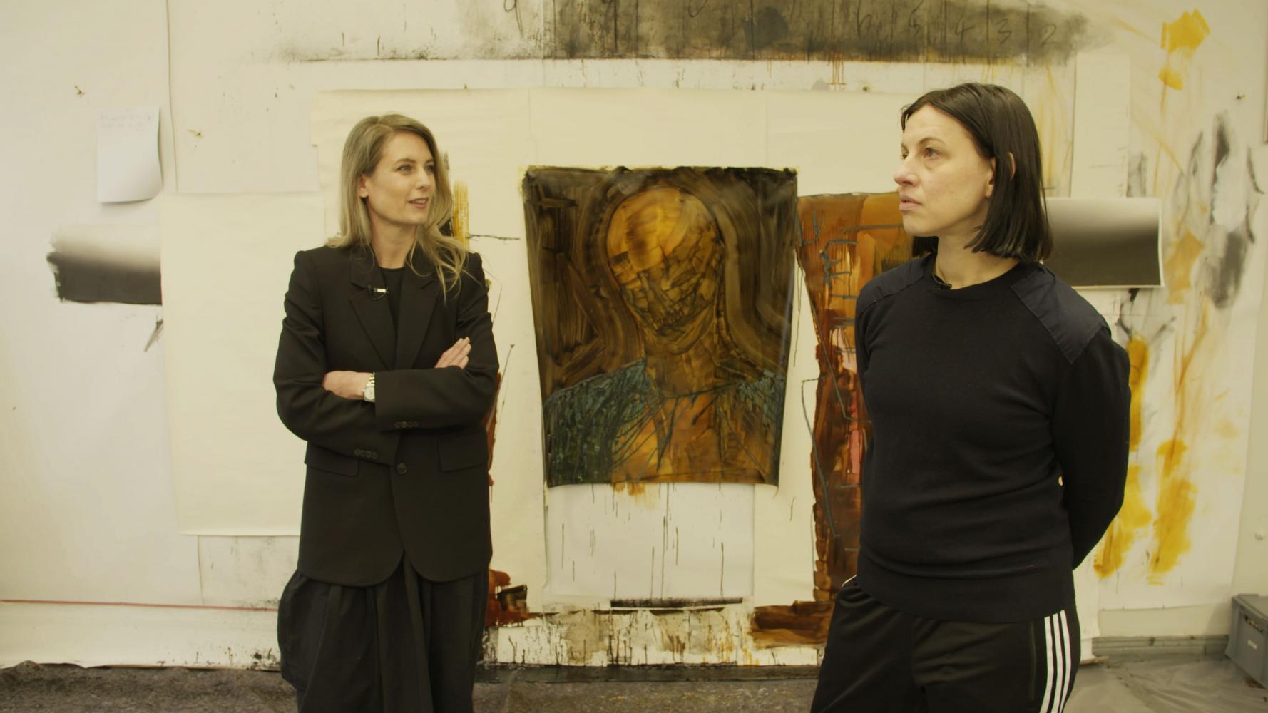   Silke Hohmann mit der Künstlerin Anne Imhof in deren Berliner Atelier