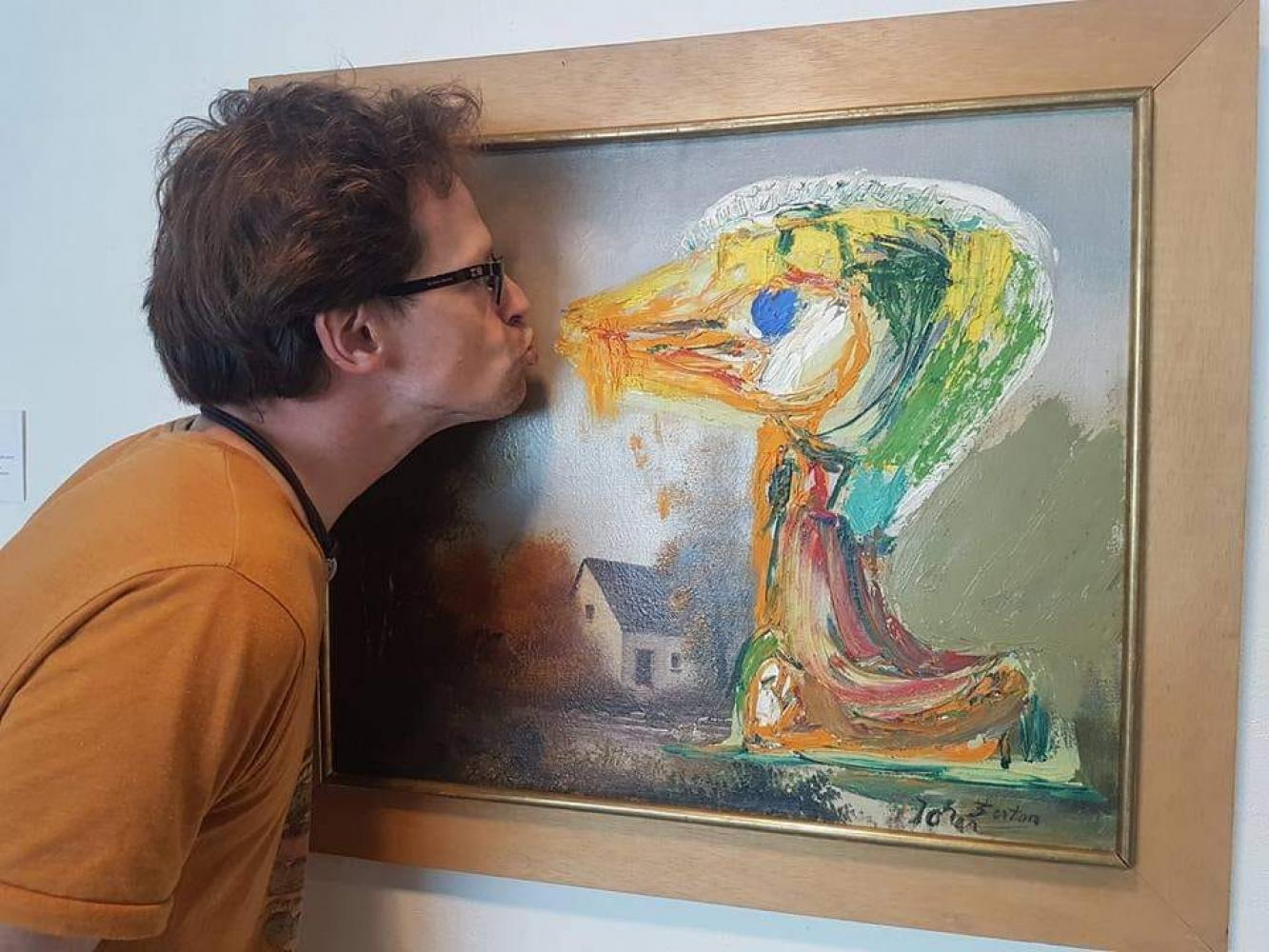 Künstlerin Ibi-Pippi Orup Hedegaard vor dem Bild "Das beunruhigende Entlein" von Asger Jorn im Museum Jorn im dänischen Silkeborg 