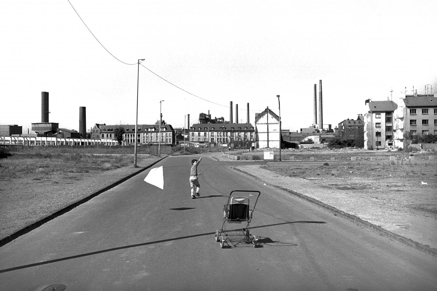 Dirk Krüll, Duisburg Hochfeld, spielendes Kind auf einer Strasse. Ruhrgebiet, 1985