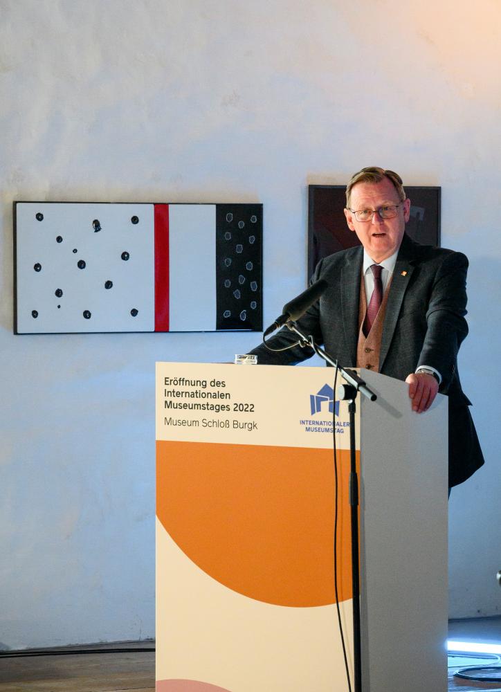Thüringens Ministerpräsident Bodo Ramelow (Die Linke) hält eine Ansprache zur Eröffnung des Internationalen Museumstags im Rittersaal des Schlosses Burgk