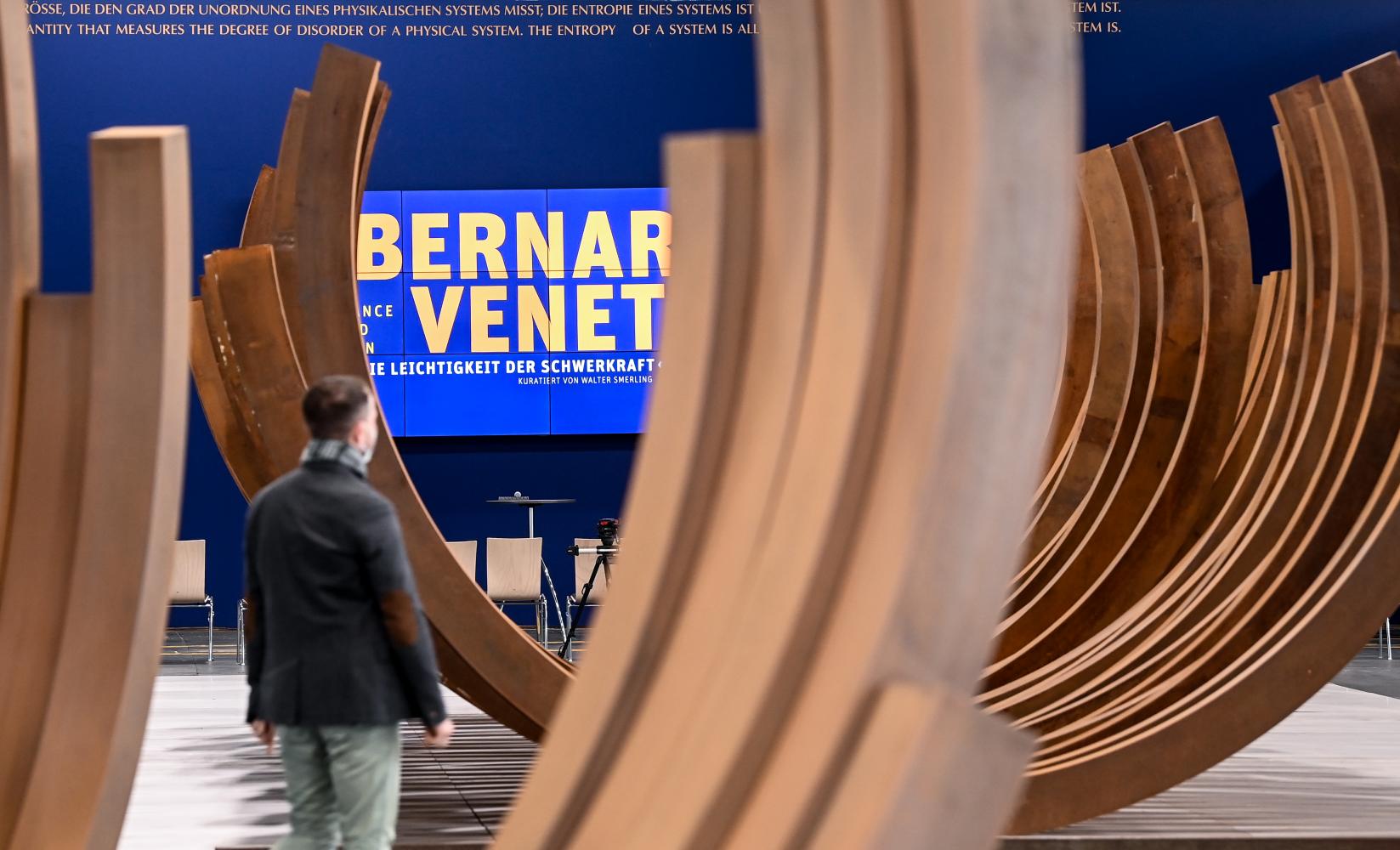 Werke des französischen Bildhauers Bernar Venet in der Ausstellung "Bernar Venet, 1961 - 2021. 60 Jahre Performance, Bilder und Skulpturen" in der Kunsthalle Berlin im Flughafen Tempelhof, Januar 2022
