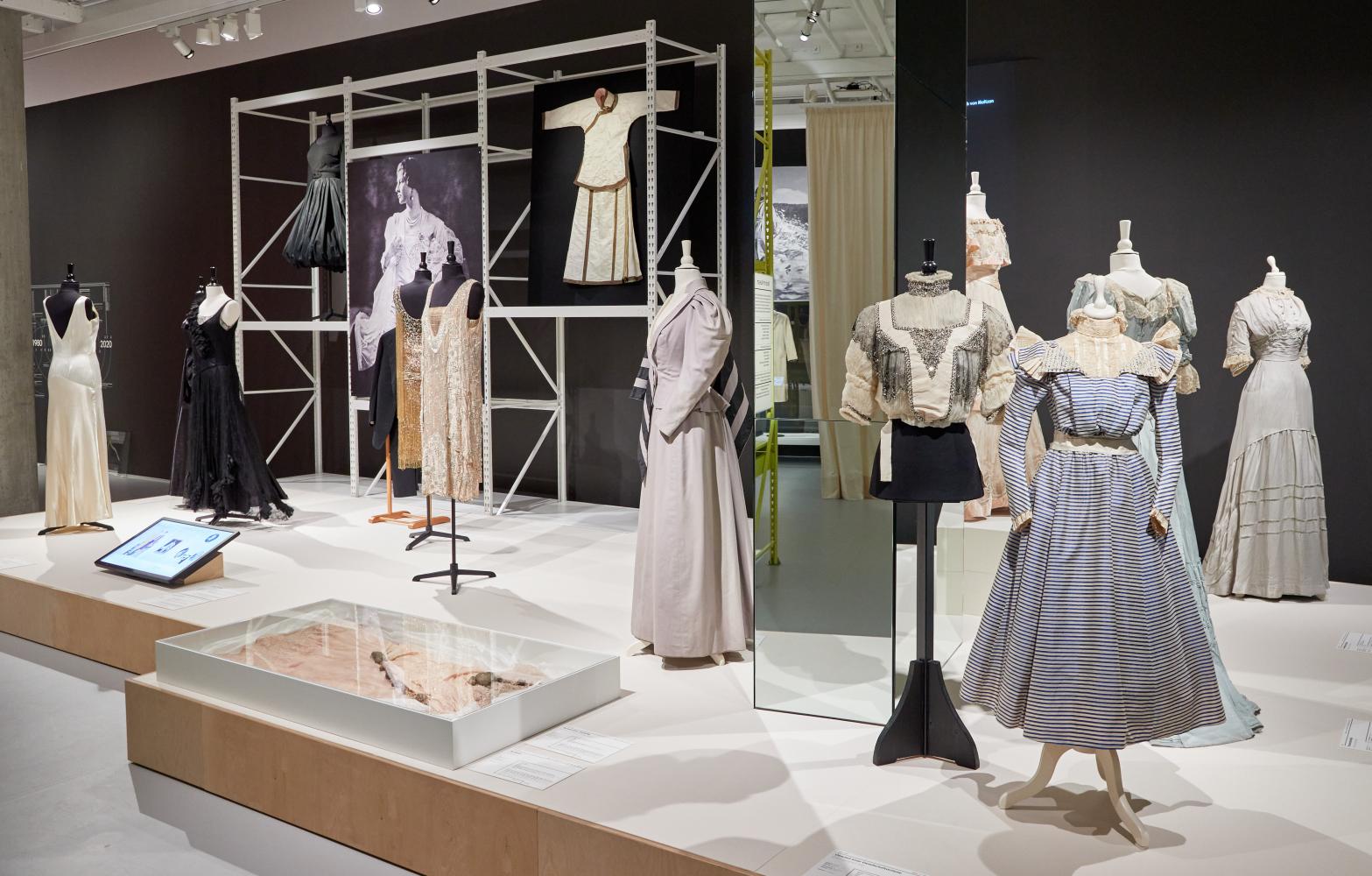 Ausstellung "Dressed. 7 Frauen - 200 Jahre Mode" im Museum für Kunst und Gewerbe Hamburg