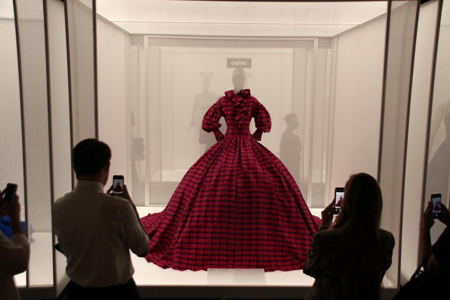 Ein rotkariertes Kleid von Christopher John Rogers aus dem Ensemble autumn-winter 2020-2021 war Teil der Ausstellung "In America: A Lexicon of Fashion" im vergangenen Jahr